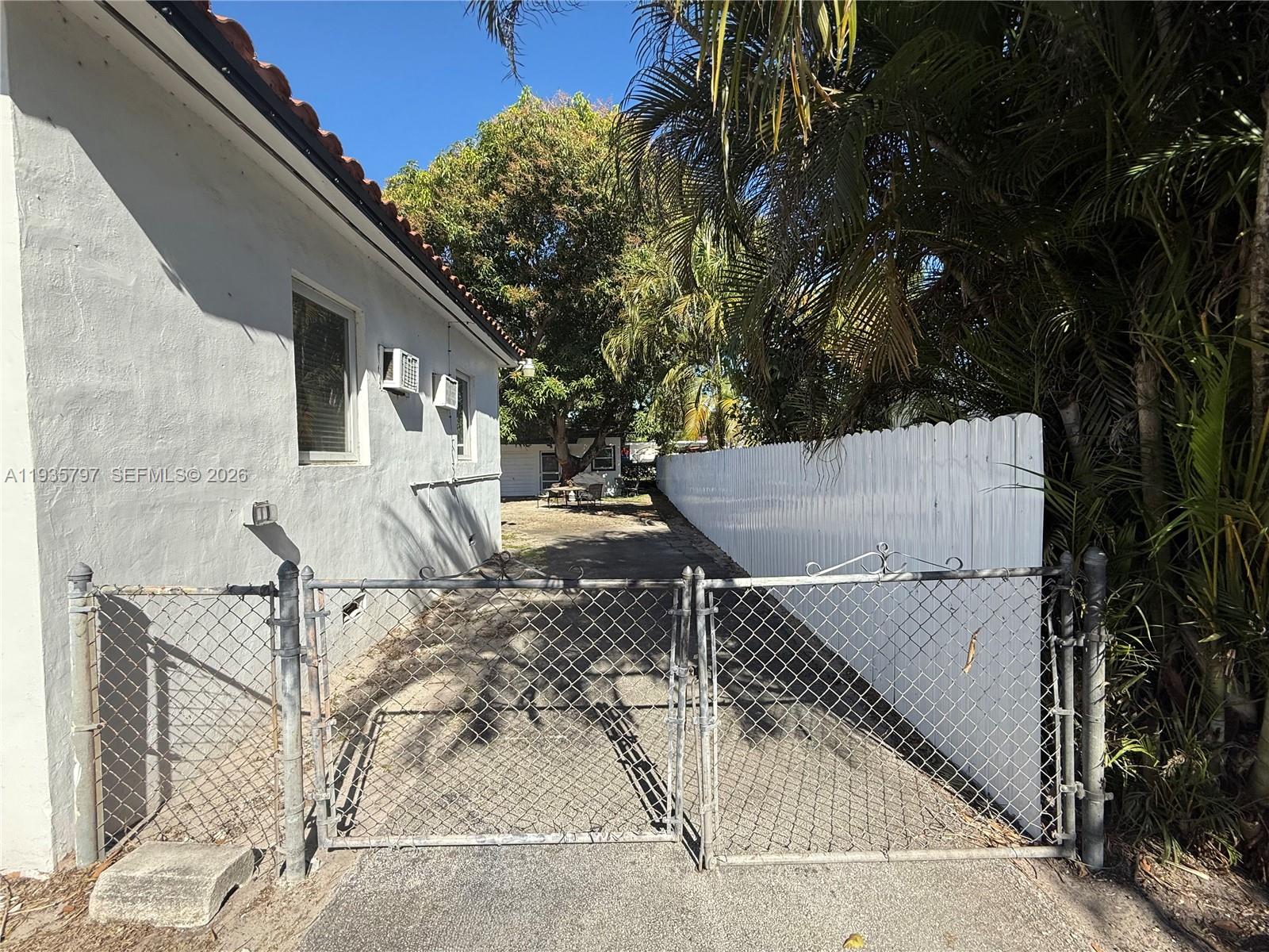 79 NW 143rd St Miami, FL 33168