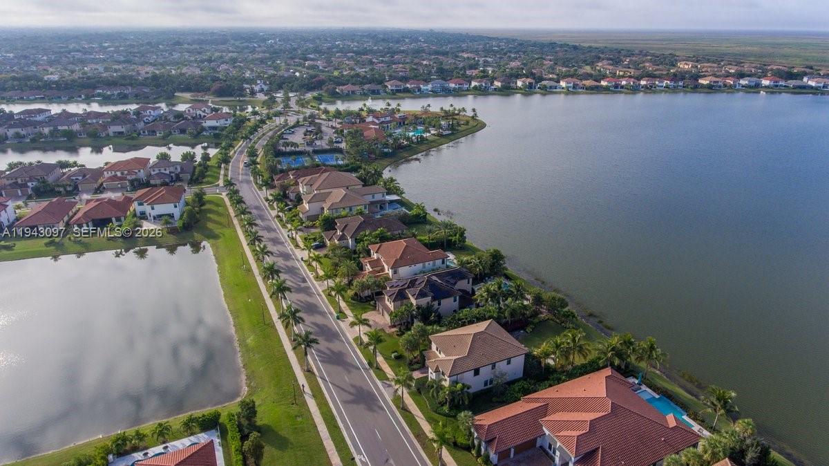 8725 Parkland Bay Dr Parkland, FL 33076