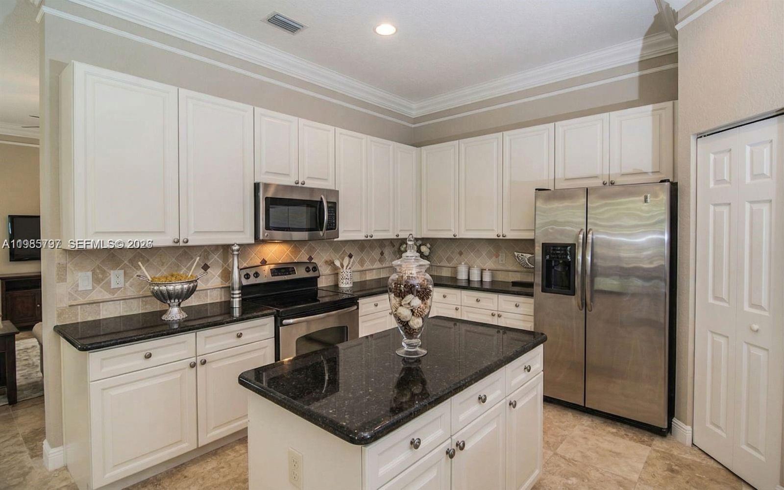 1633 Victoria Pointe Ln Weston, FL 33327