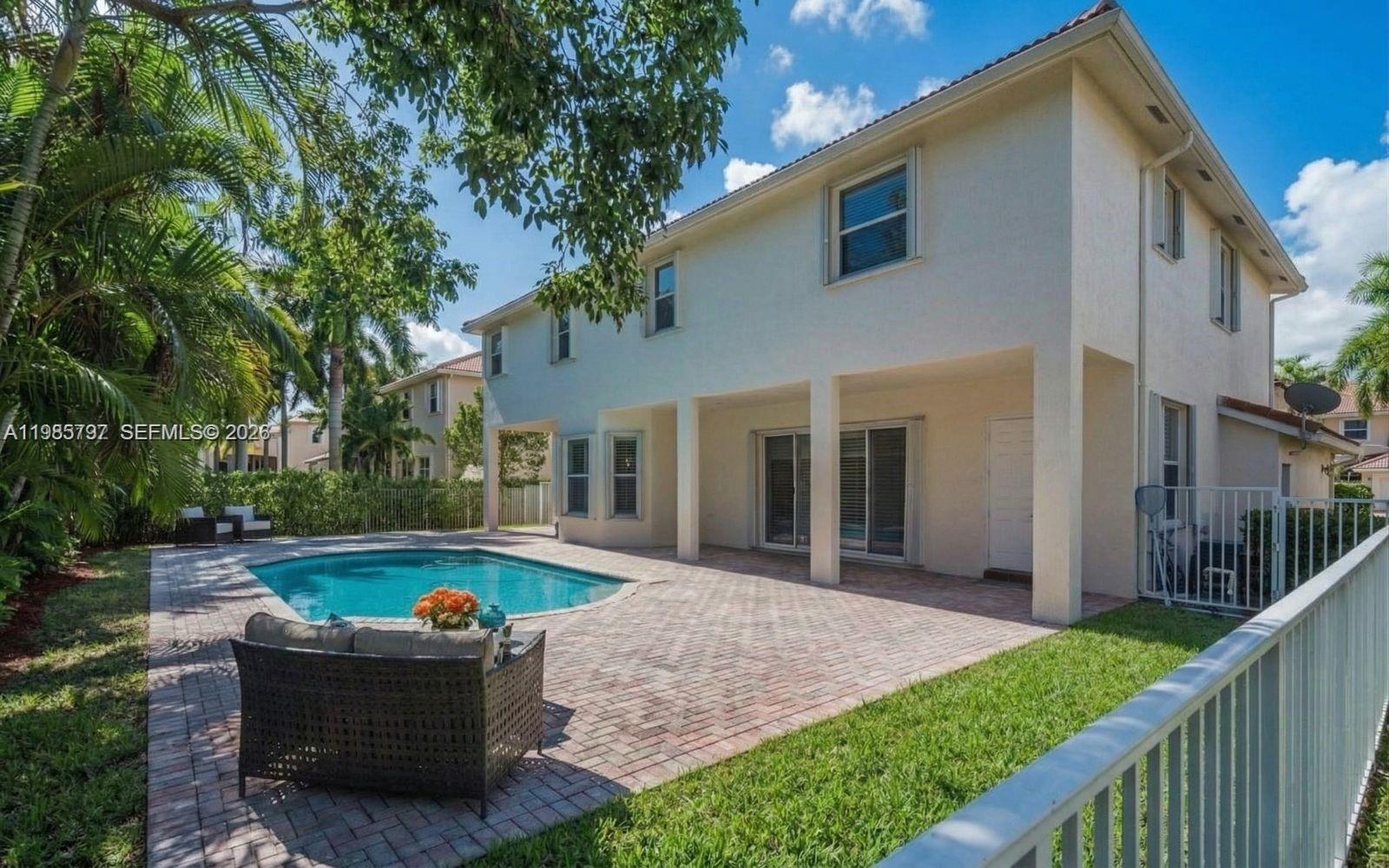 1633 Victoria Pointe Ln Weston, FL 33327