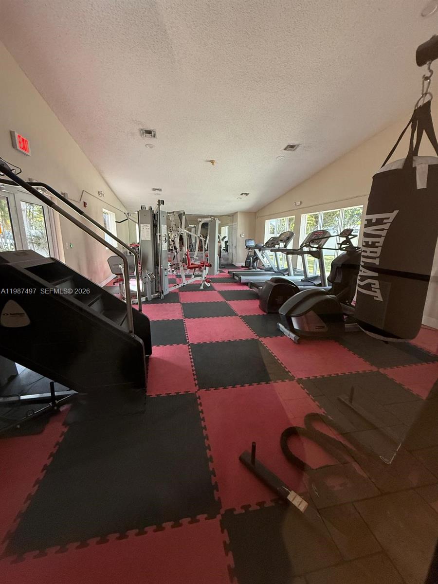 6045 NW 186th St #115 Hialeah, FL 33015