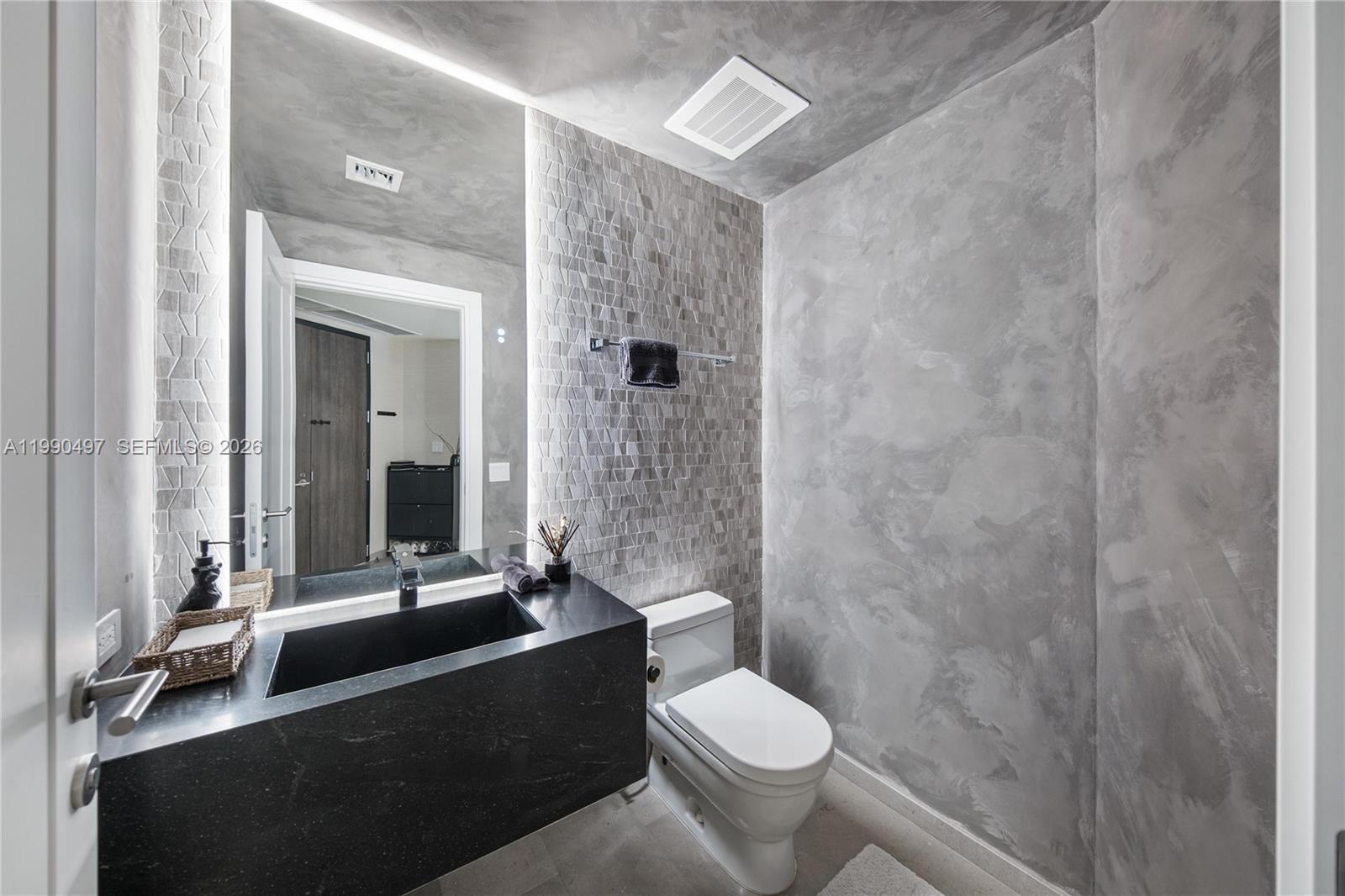 68 SE 6th St #3711 Miami, FL 33131