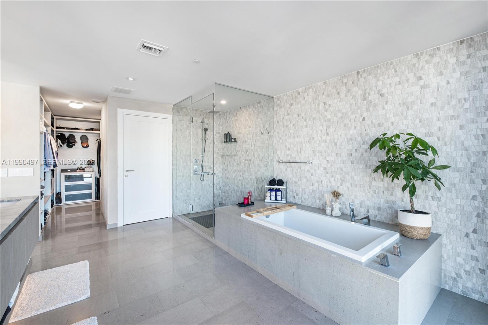 68 SE 6th St #3711 Miami, FL 33131