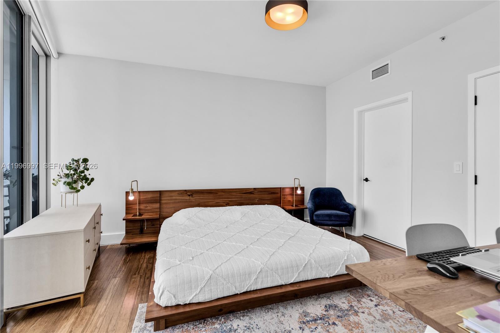 888 Biscayne Blvd #812 Miami, FL 33132