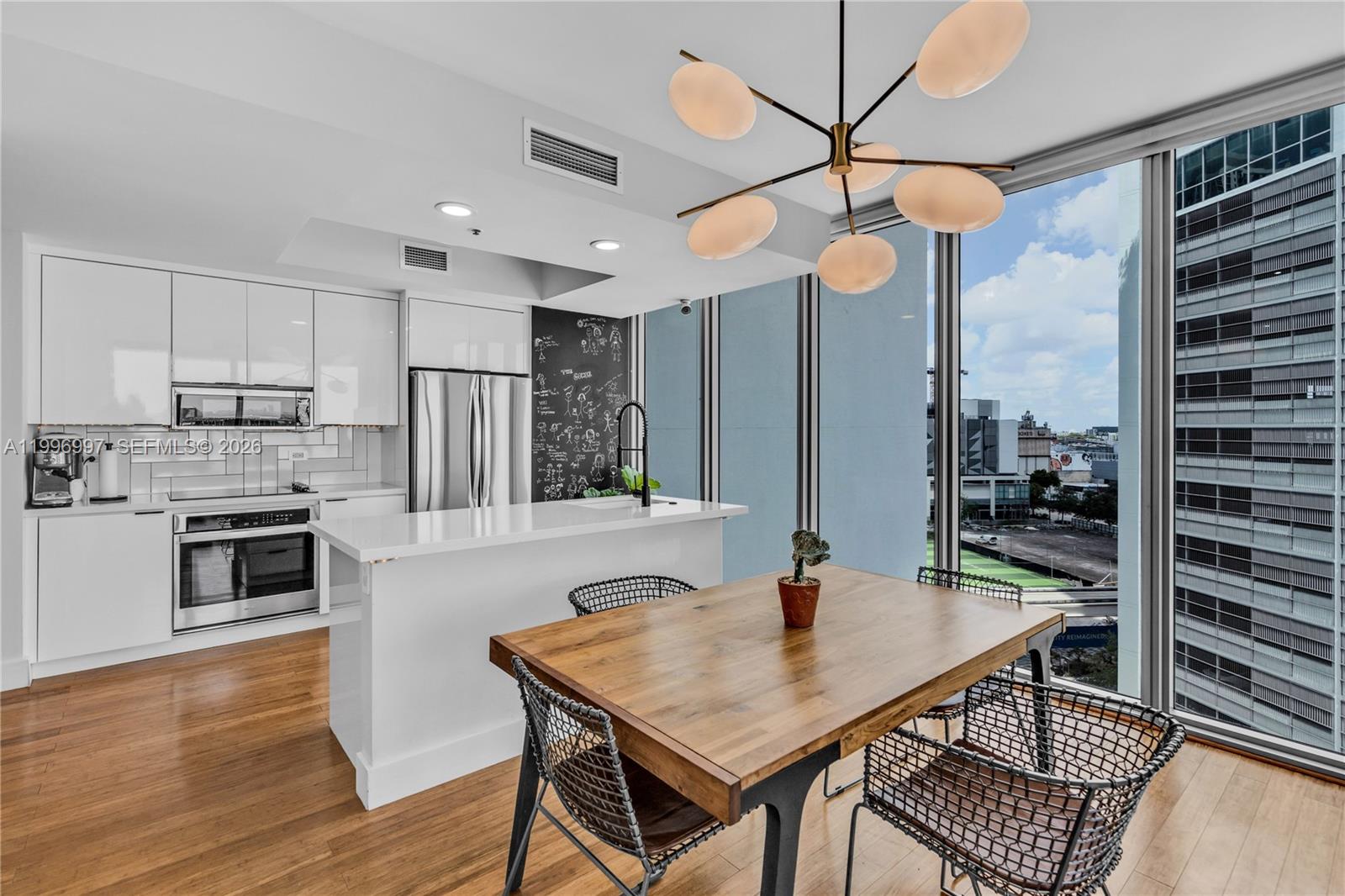 888 Biscayne Blvd #812 Miami, FL 33132