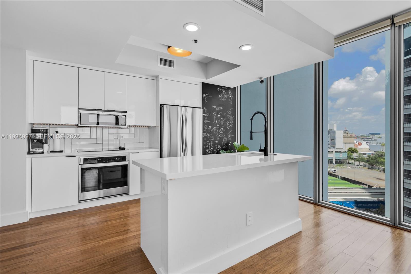 888 Biscayne Blvd #812 Miami, FL 33132