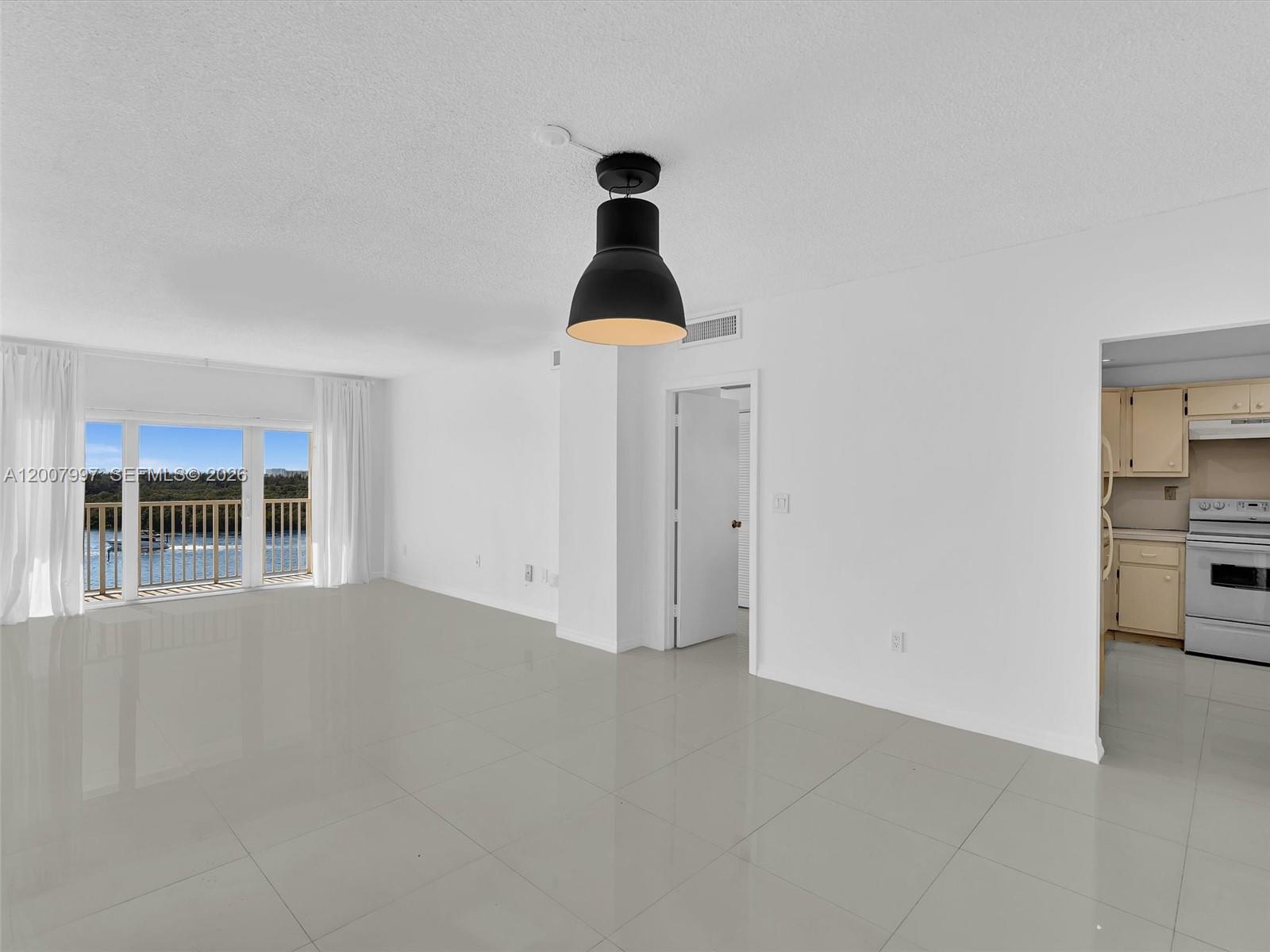 image Arlen House Condo9