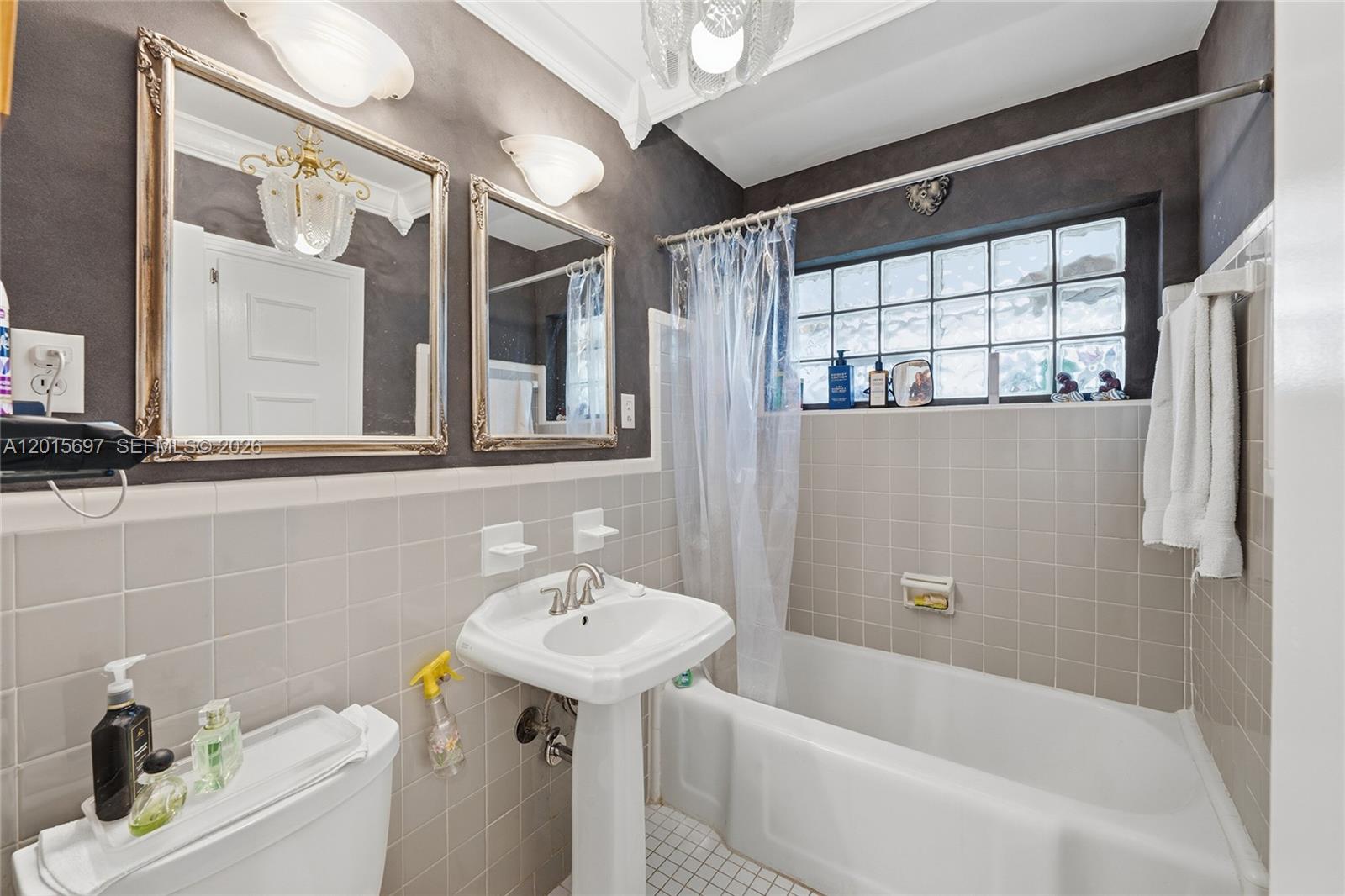 636 NE 17th Ter Fort Lauderdale, FL 33304