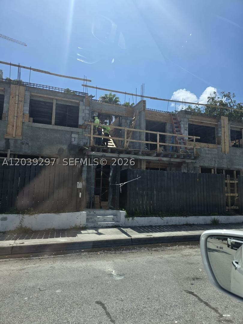 933 SW 4th Ave Miami, FL 33130