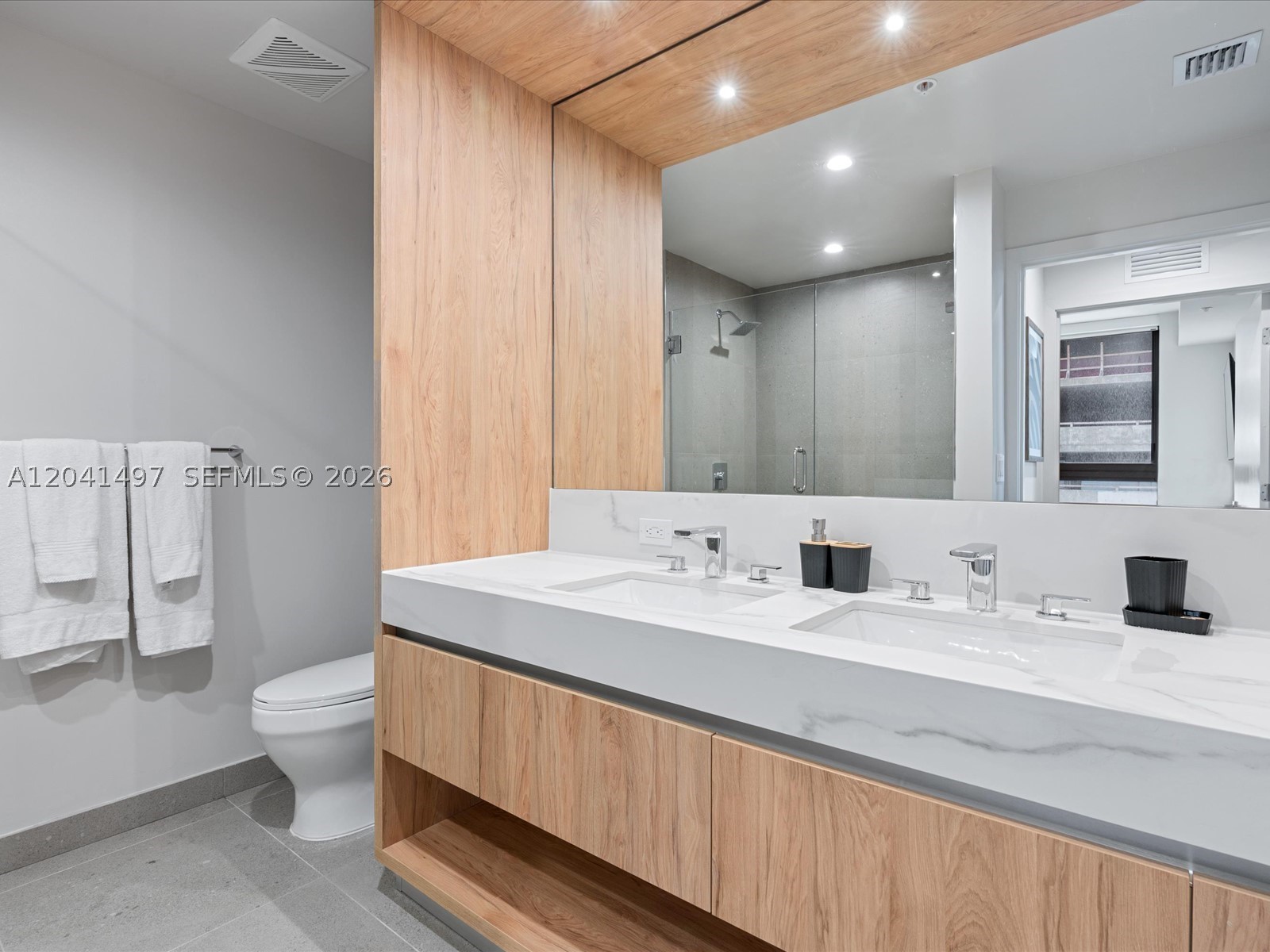 11 NE 6th St #807 Miami, FL 33132