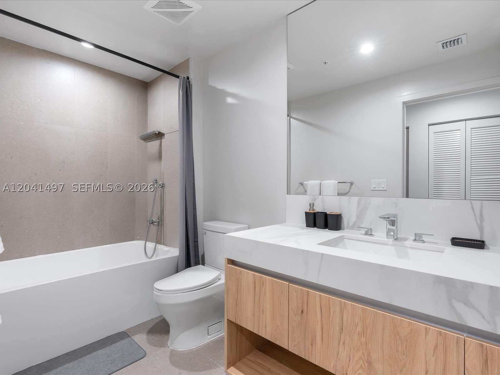 11 NE 6th St #807 Miami, FL 33132
