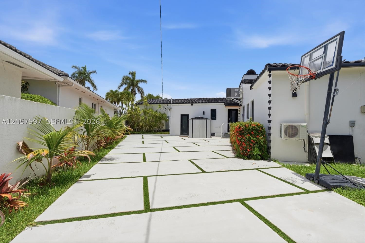 1204 S Northlake Dr Hollywood, FL 33019