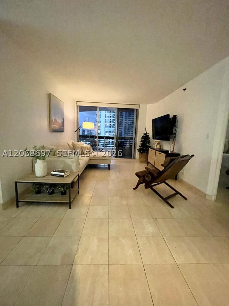 3600 Mystic Pointe Dr #1010