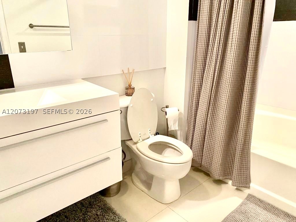 image The Venture at Aventura12