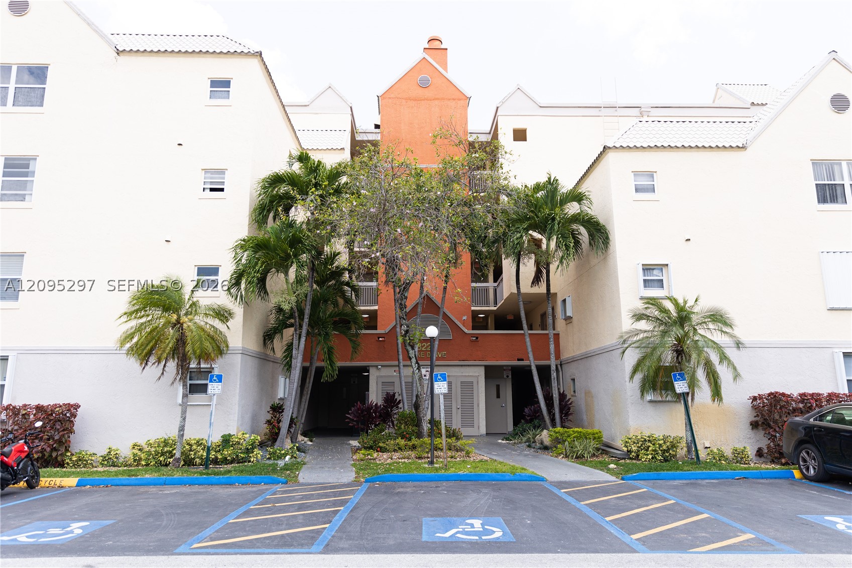8225 Lake Dr #203