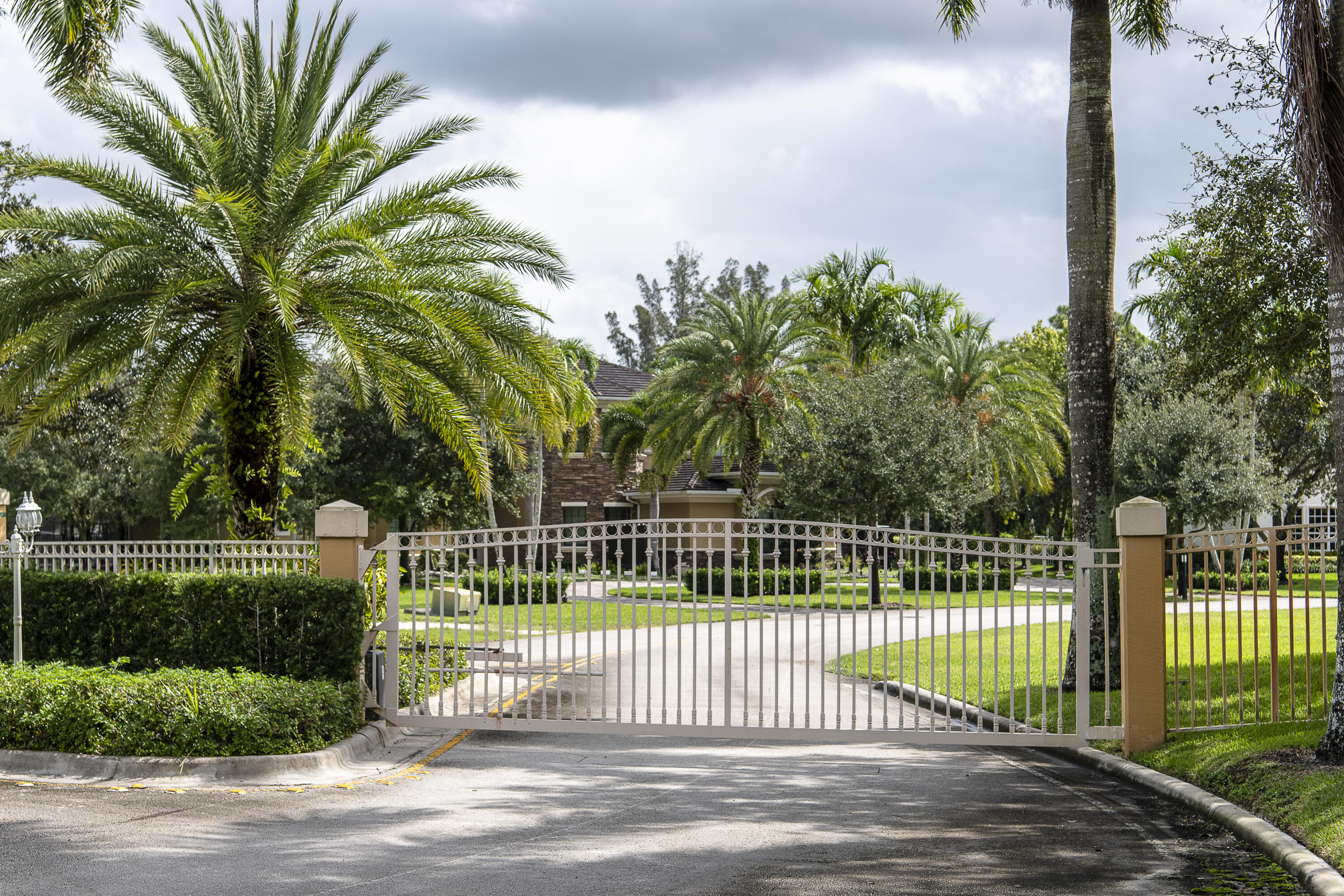 9900 Winding Rdg Ln Davie, FL 33324