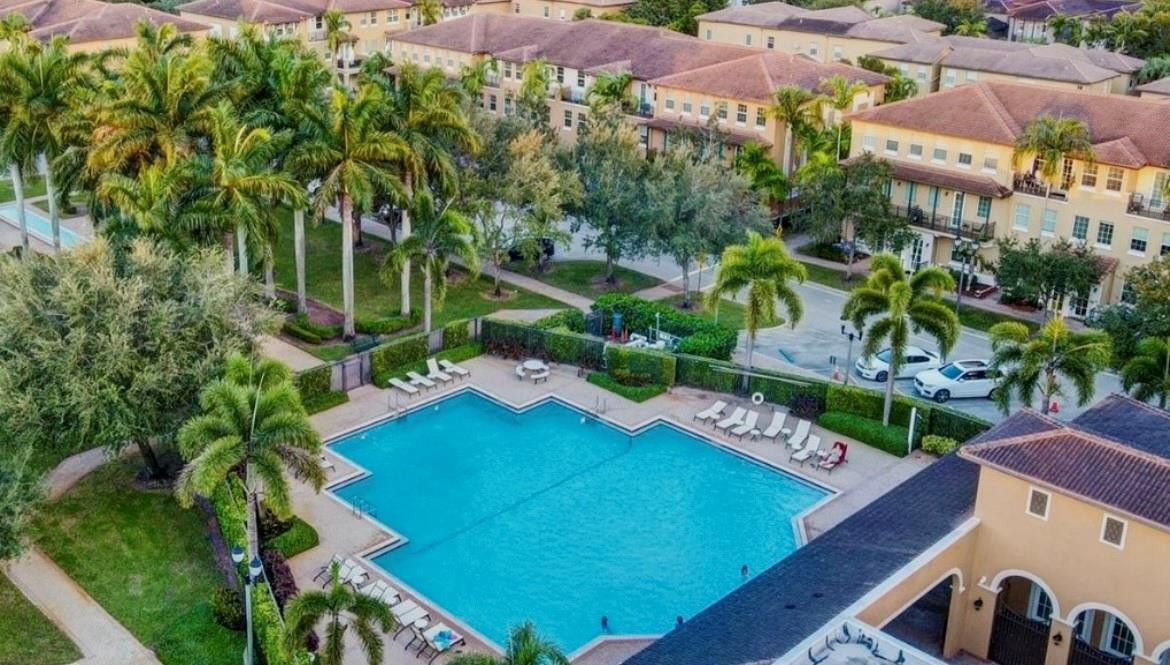 817 SW 147th #817 Pembroke Pines, FL 33027