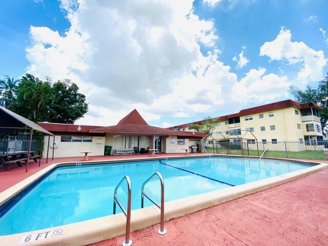 4043 NW 16th St #204