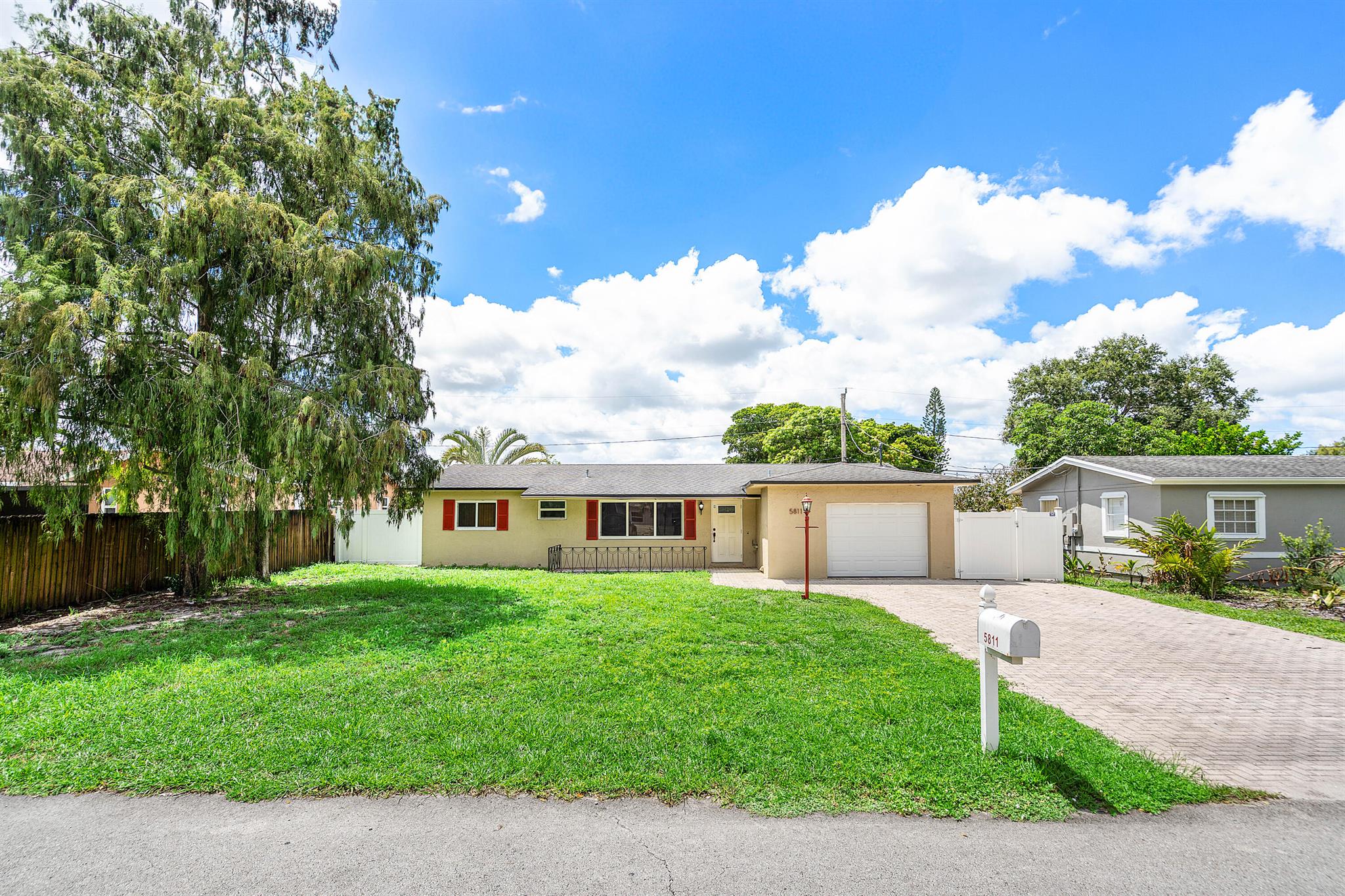 5811 SW 53rd Ter