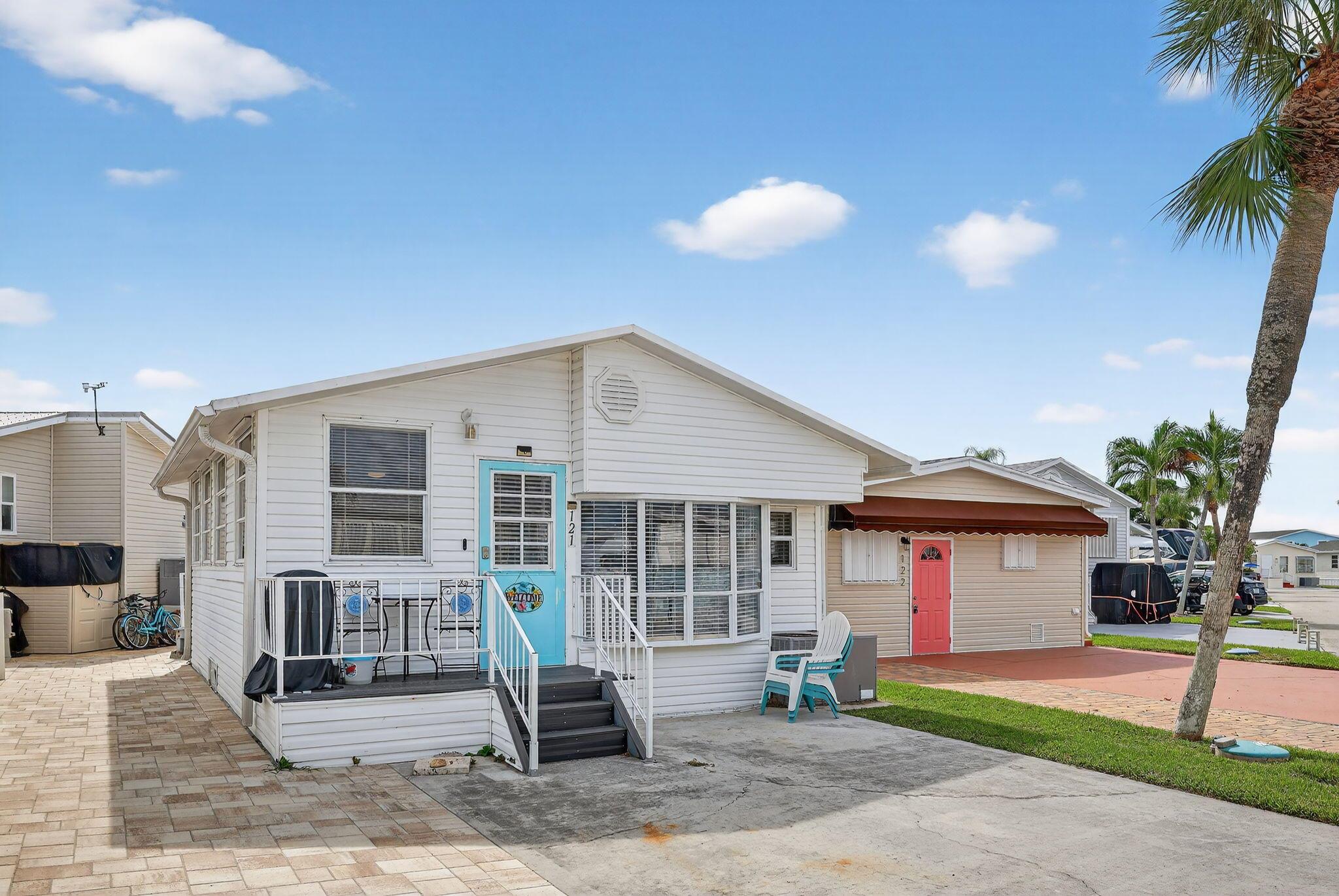 121 Nettles Blvd