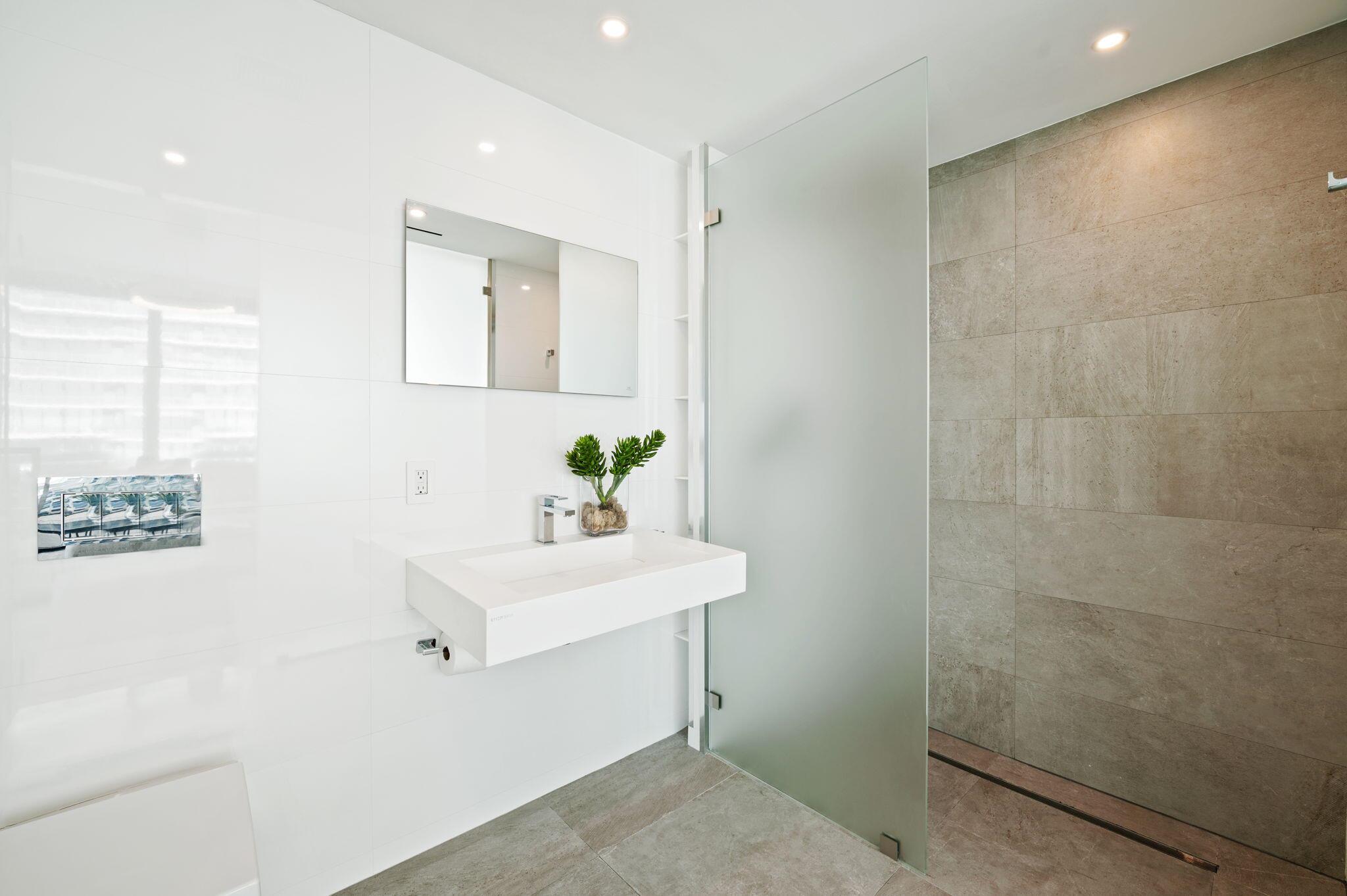 image The Bentley Bay Condo32