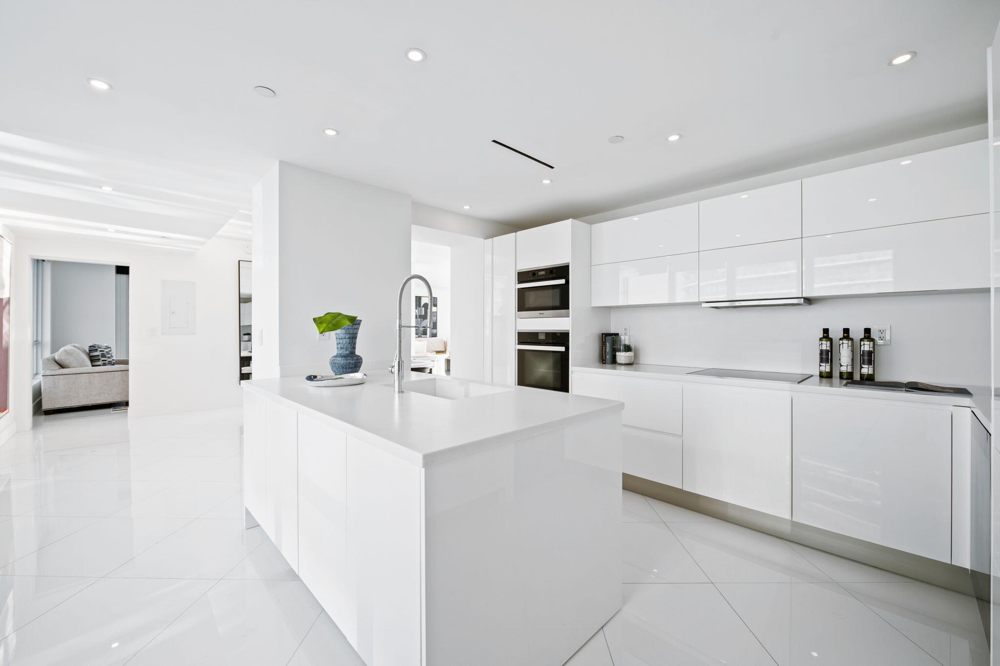 image The Bentley Bay Condo7