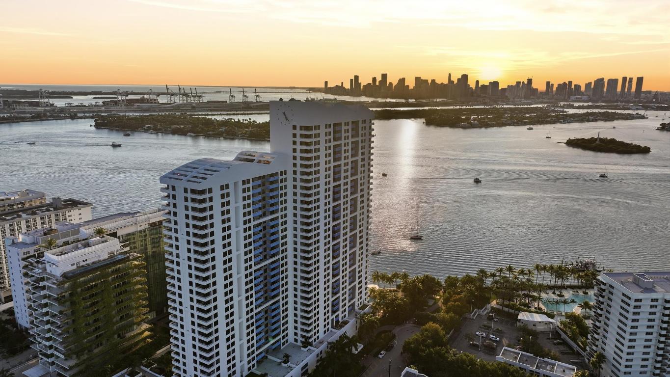 1330 West #1711 Miami Beach, FL 33139