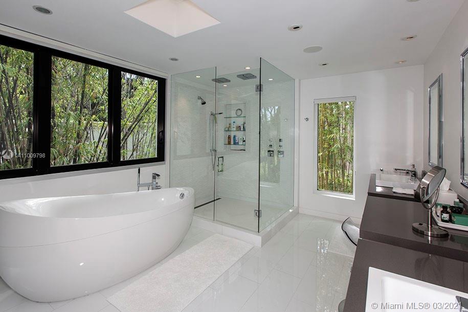 5530 Kerwood Oaks Dr Coral Gables, FL 33156