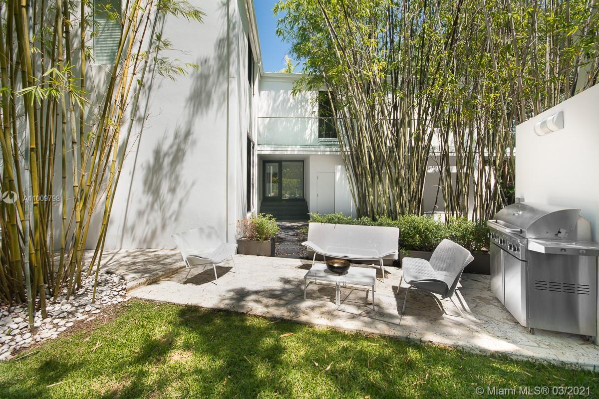 5530 Kerwood Oaks Dr Coral Gables, FL 33156