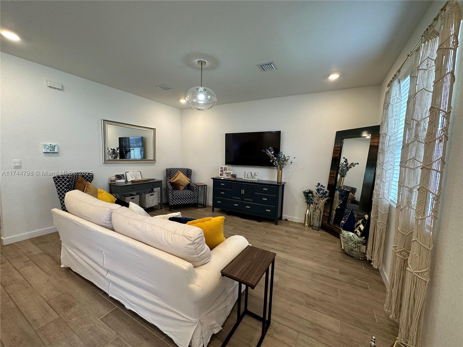 829 SE 17th St #1,Homestead, FL 33034