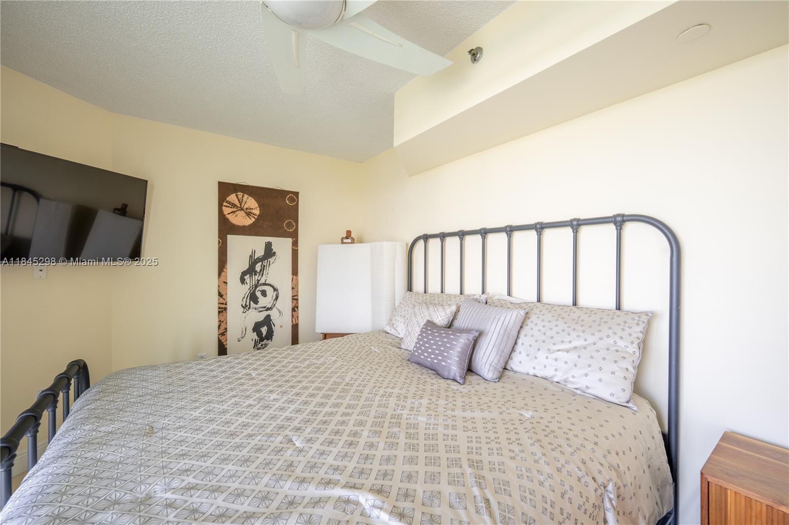 5900 Collins Ave #1701 Miami Beach, FL 33140