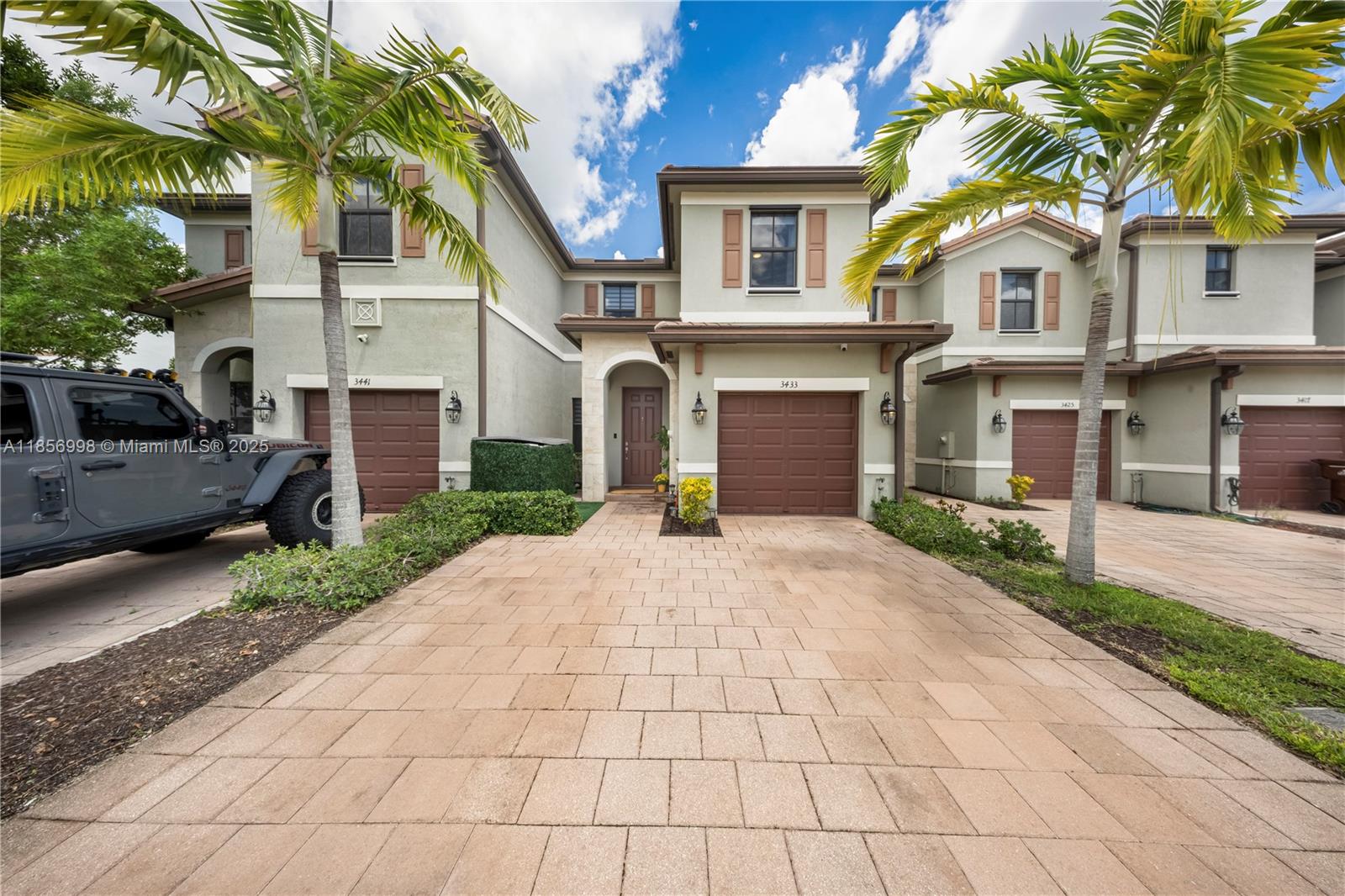 3433 W 104th Ter