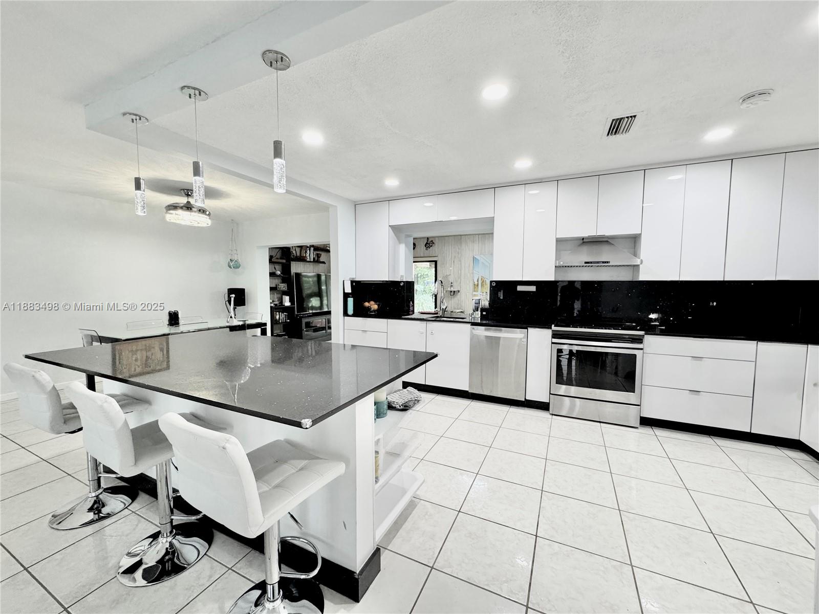 7005 NW 94th Ave
