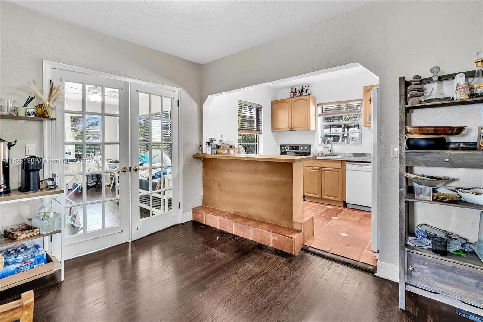 836 W 40th St Miami Beach, FL 33140