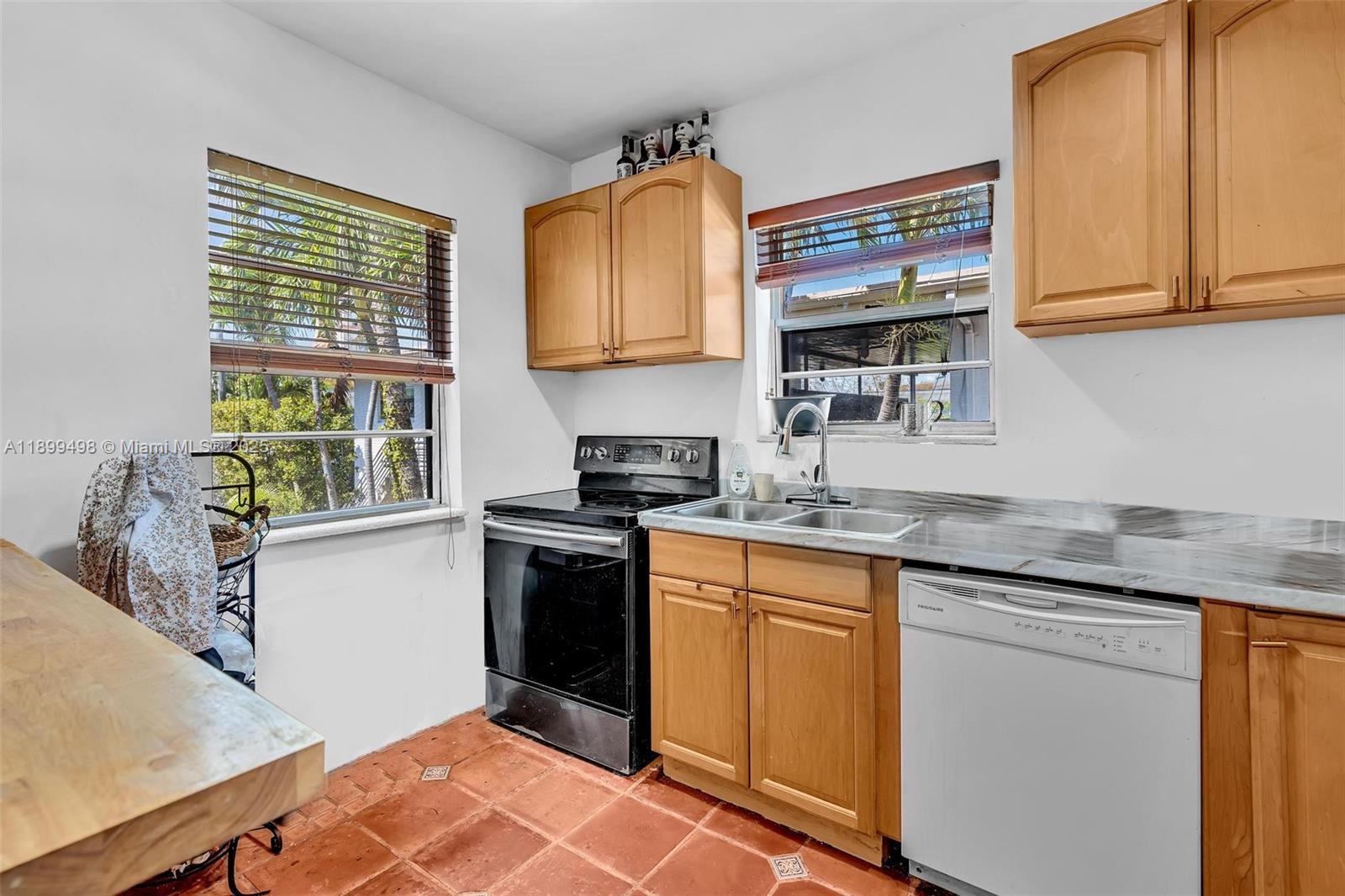 836 W 40th St Miami Beach, FL 33140