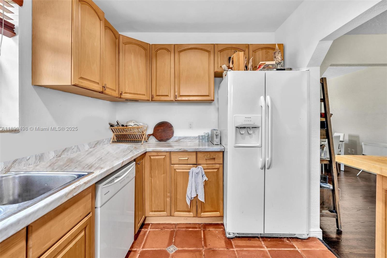 836 W 40th St Miami Beach, FL 33140