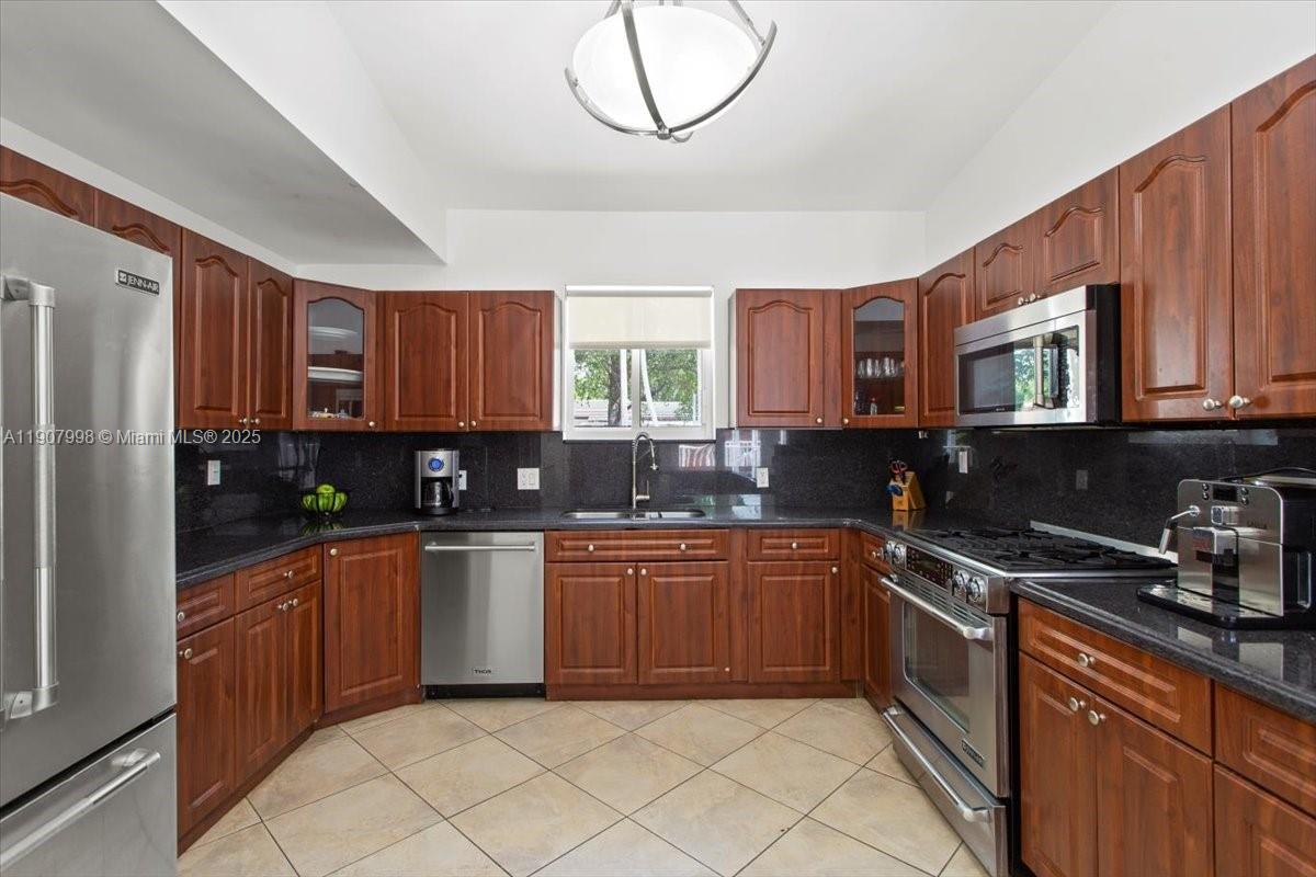 4190 Pamona Ave Miami, FL 33133