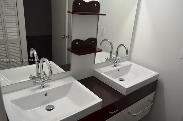 image Winston Towers 70012