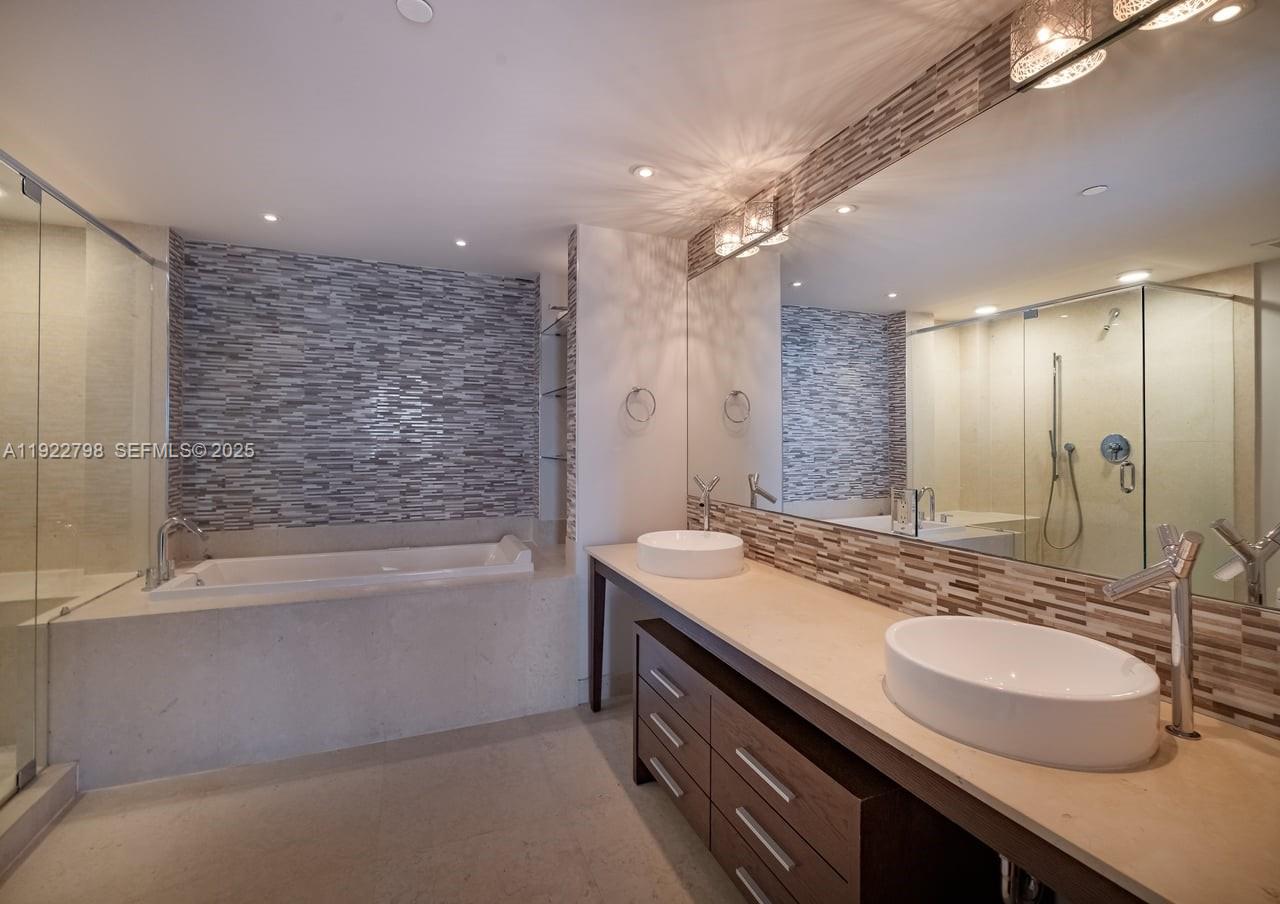 465 Brickell Ave #5701 Miami, FL 33131