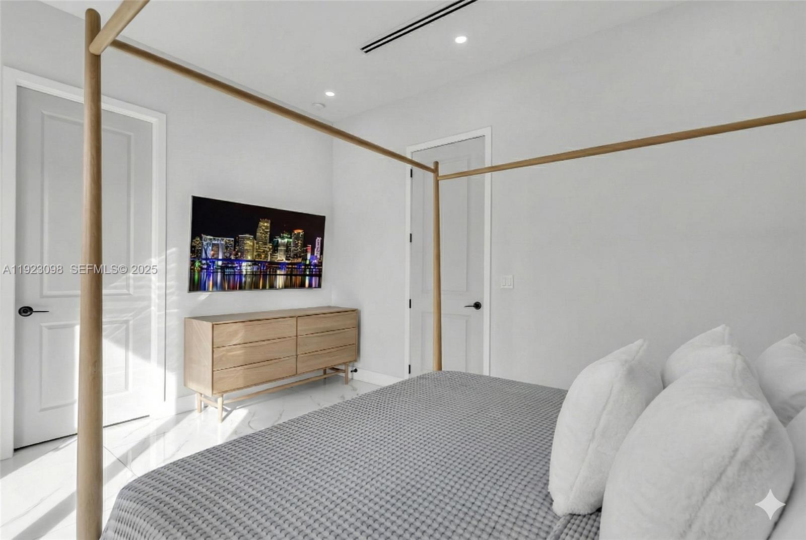 2260 E 9th Ave Hialeah, FL 33013