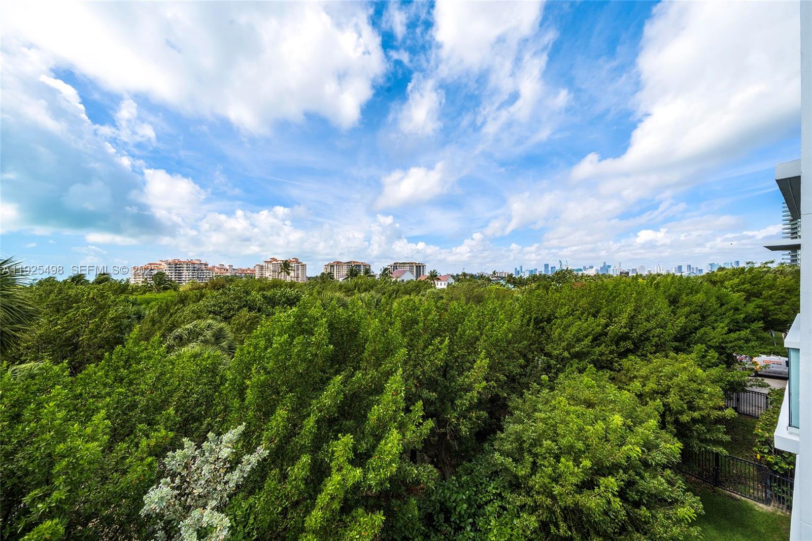 100 S Pointe Dr #TH-13 Miami Beach, FL 33139