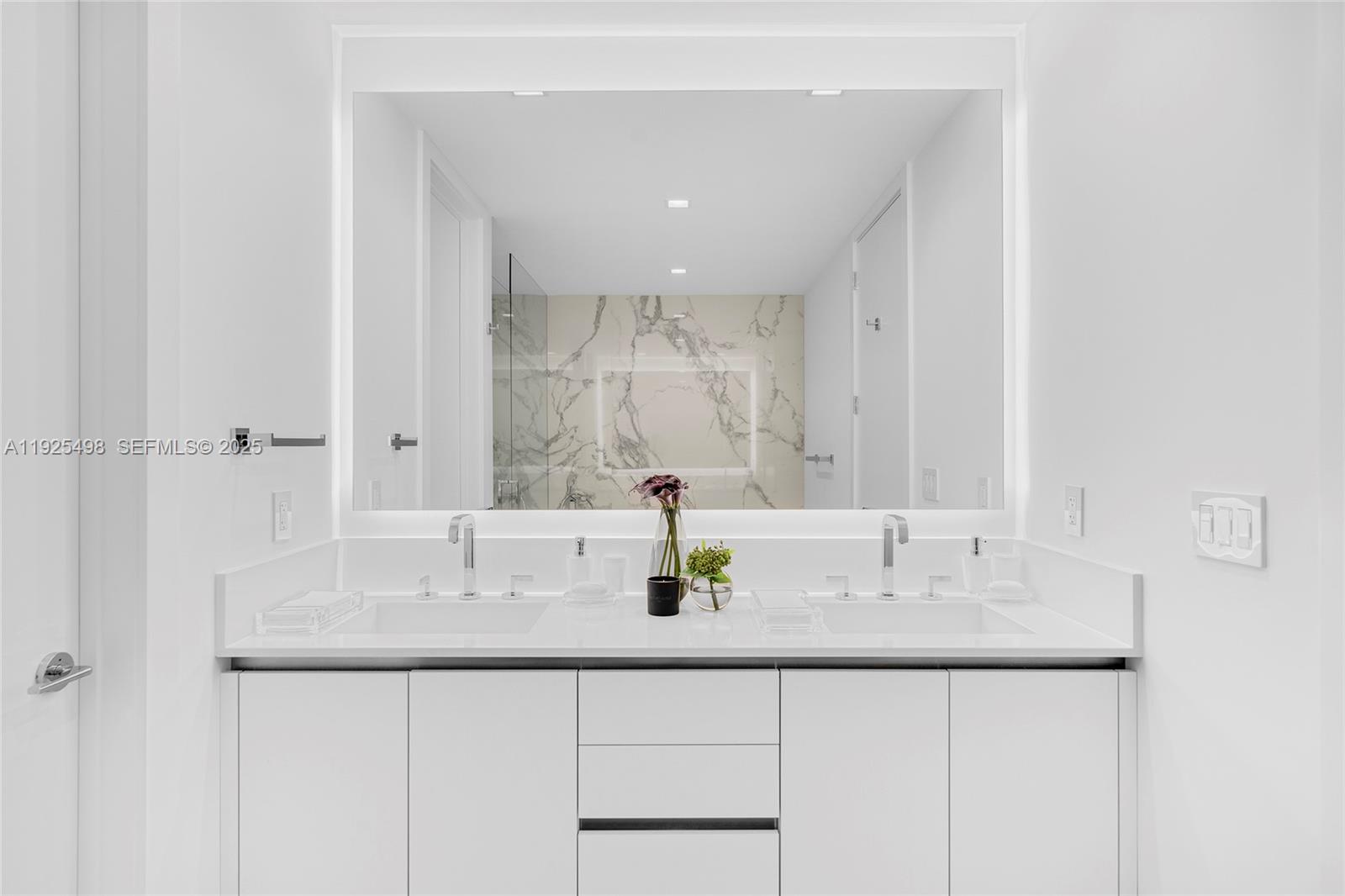 100 S Pointe Dr #TH-13 Miami Beach, FL 33139