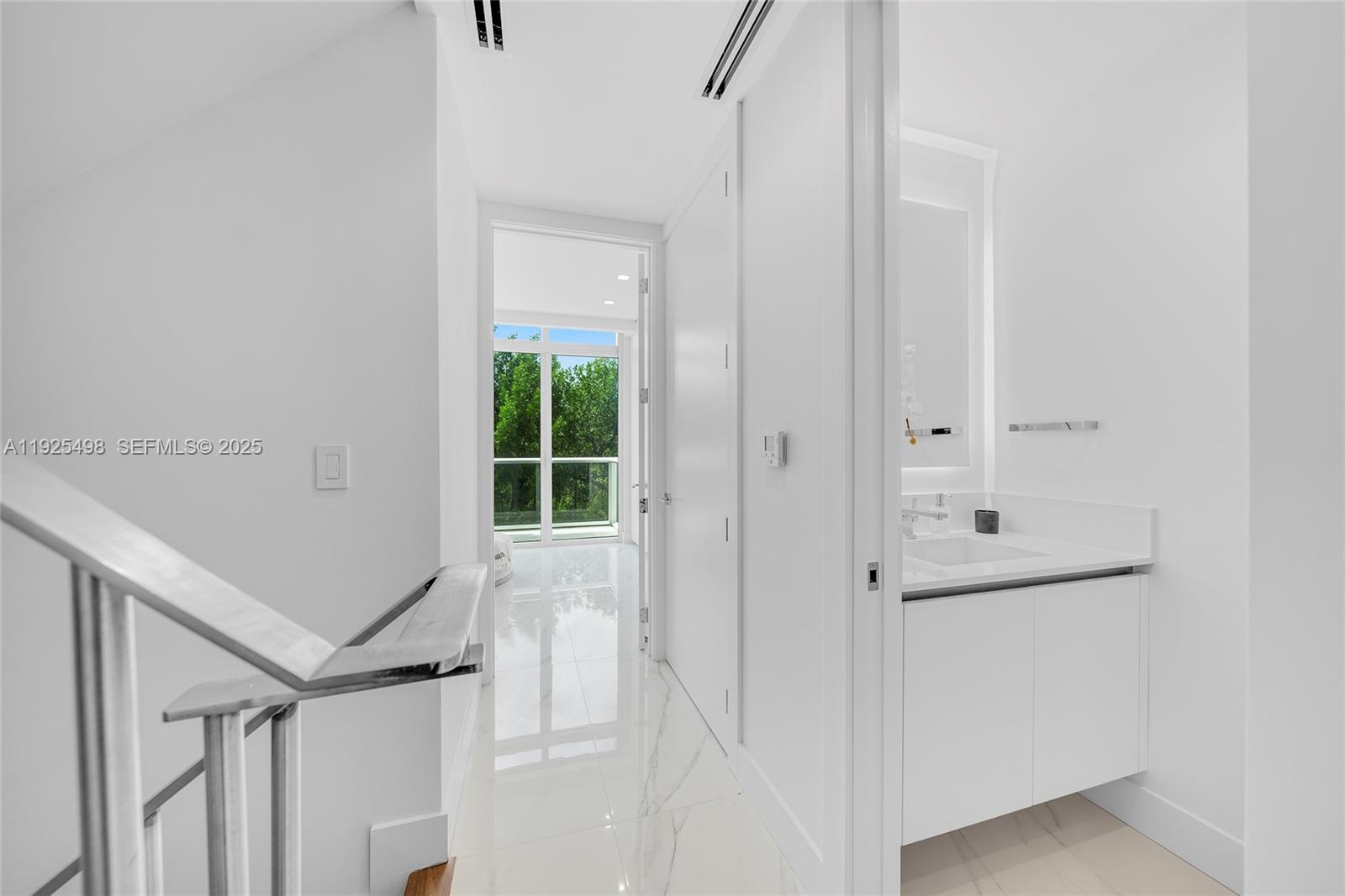 100 S Pointe Dr #TH-13 Miami Beach, FL 33139