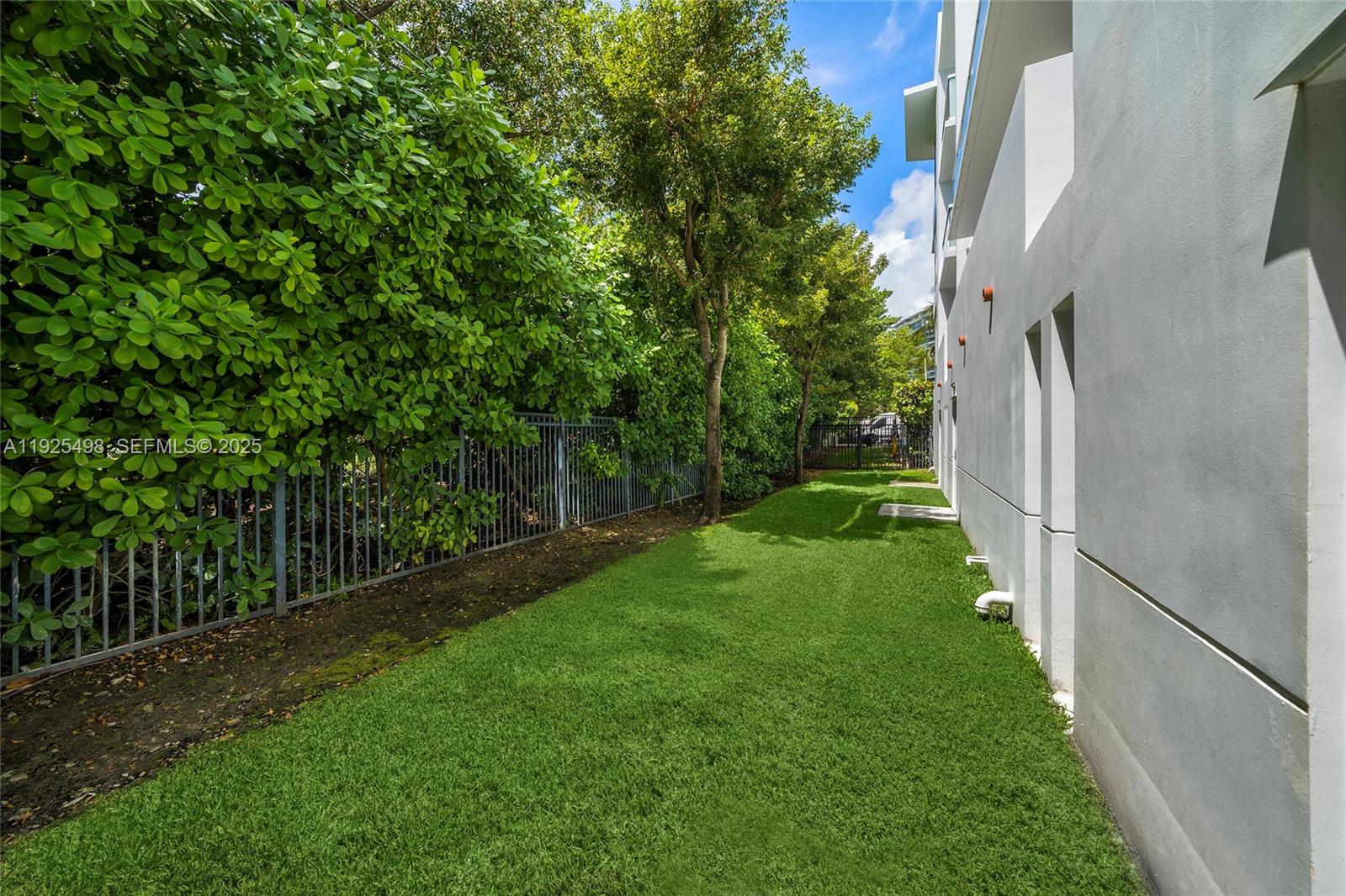 100 S Pointe Dr #TH-13 Miami Beach, FL 33139