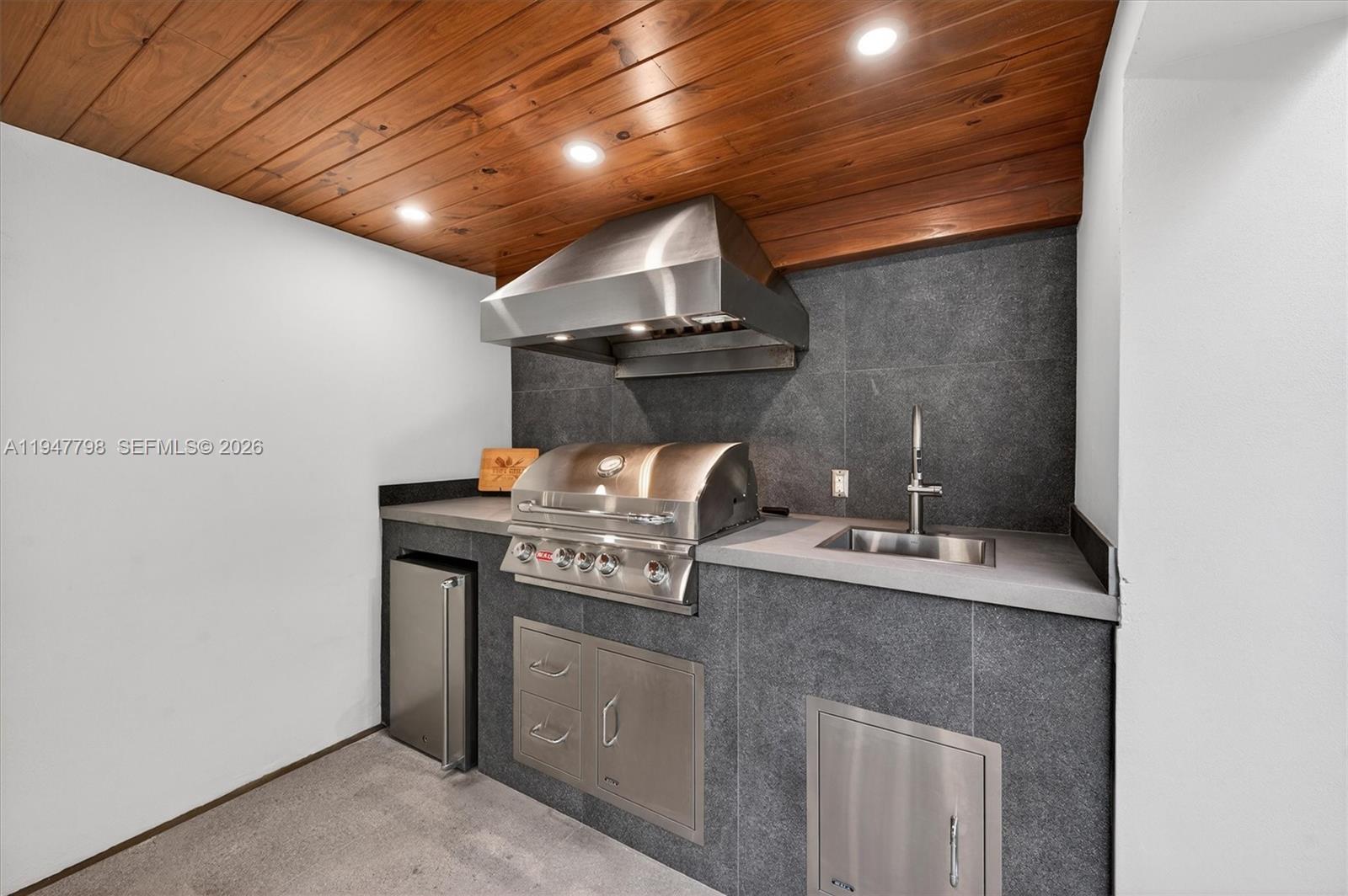 315 Palmwood Ln Key Biscayne, FL 33149