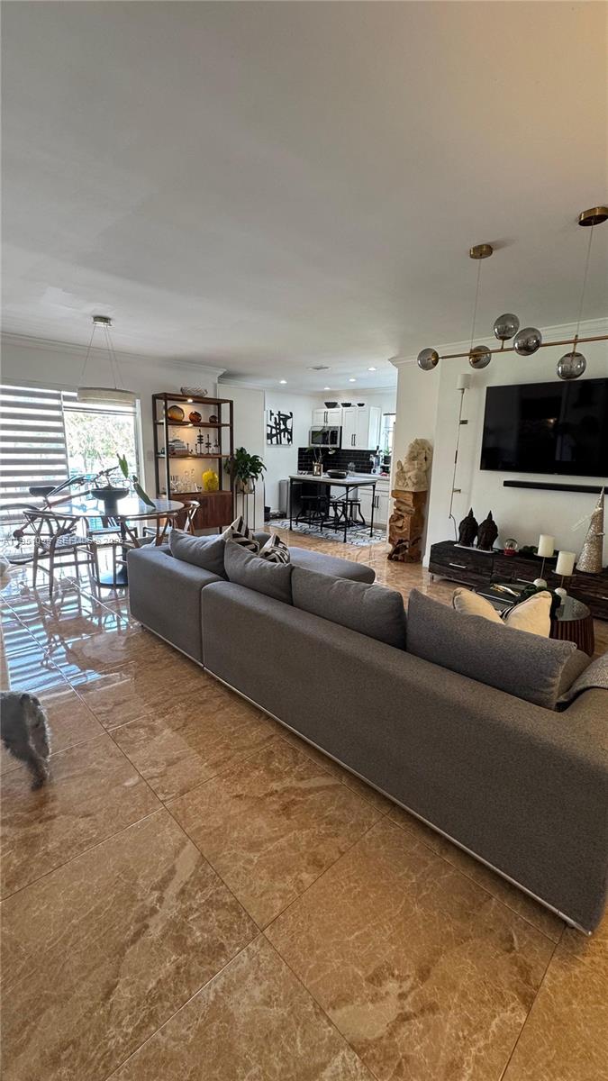 4713 NW 7th St #205-1 Miami, FL 33126