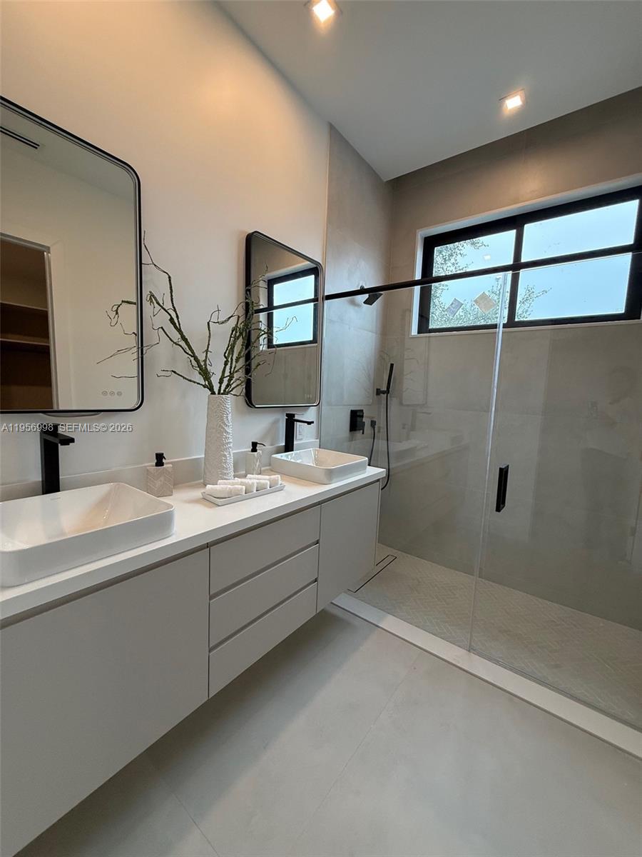 3200 Thomas Ave Miami, FL 33133