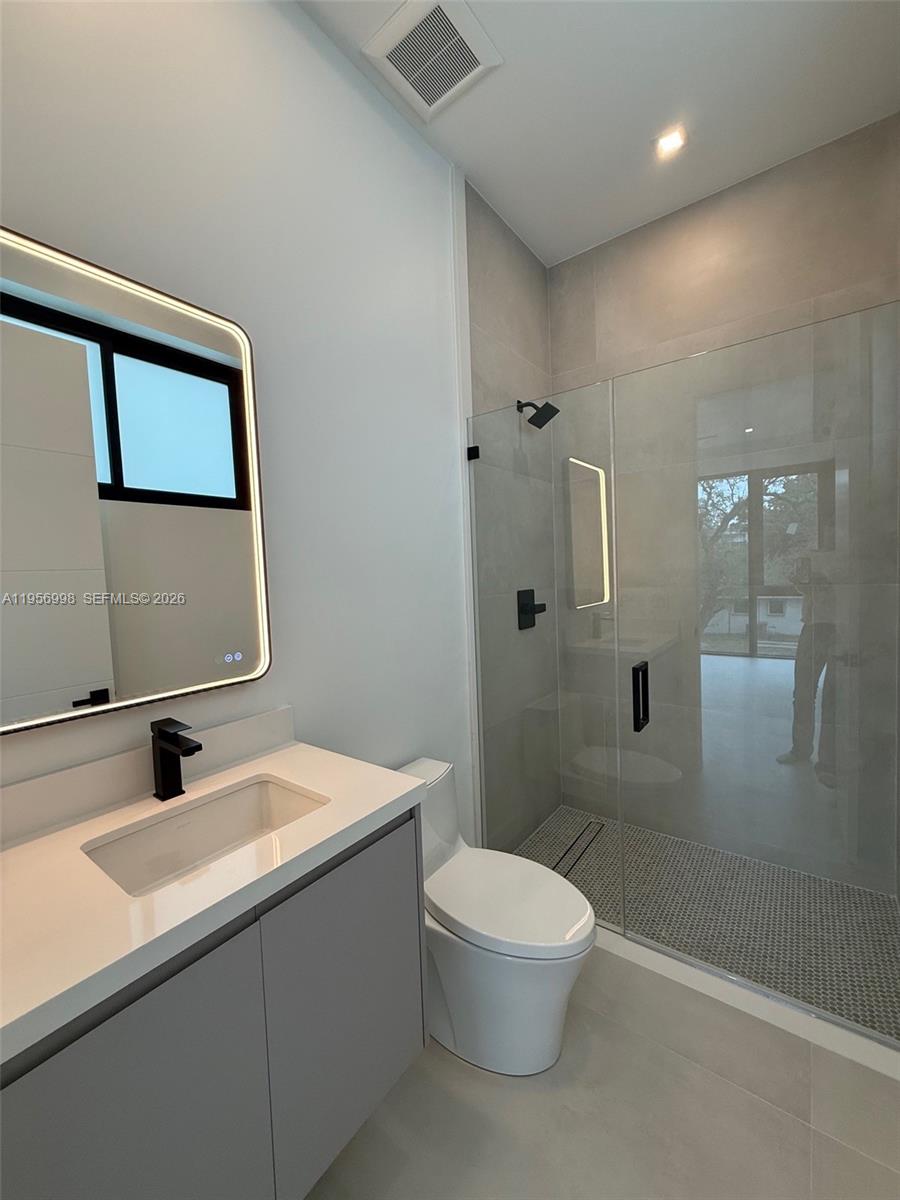 3200 Thomas Ave Miami, FL 33133