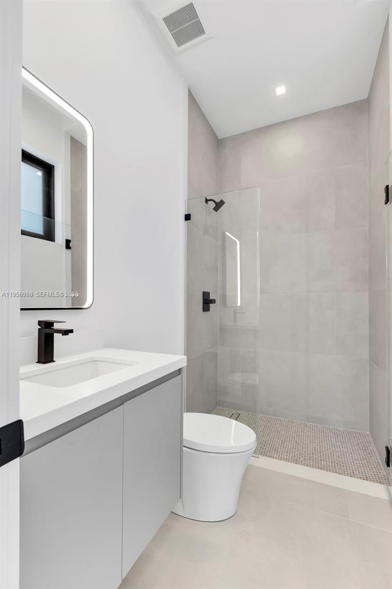 3200 Thomas Ave Miami, FL 33133