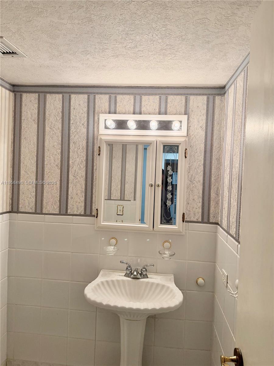 1830 Dixieanna St #404 Hollywood, FL 33020